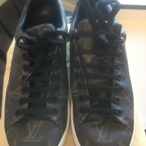 Louis Vuitton’s sneaks size 7